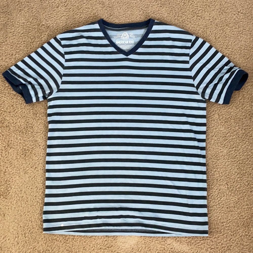 Men’s short sleeve tee in size Large